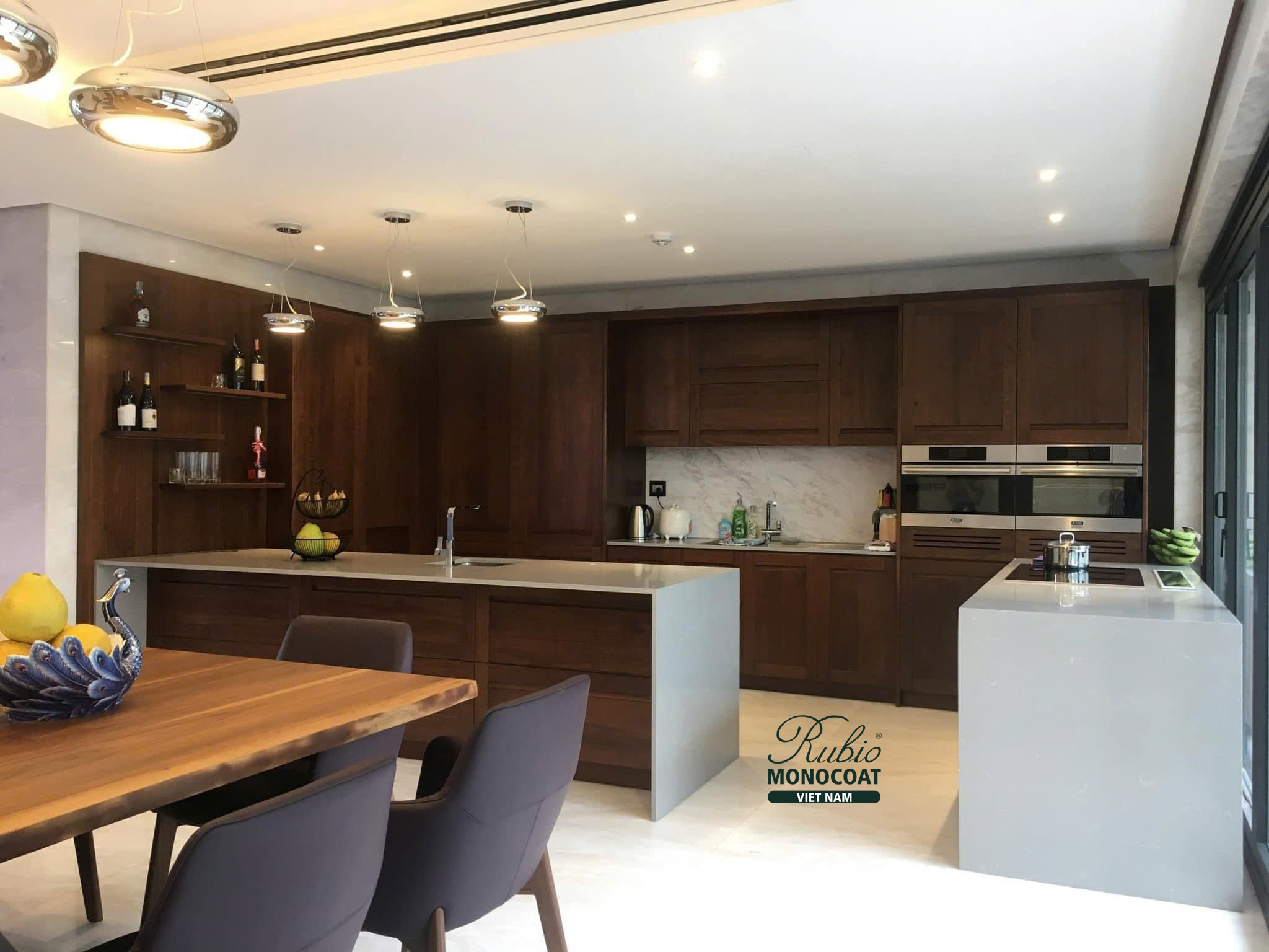 tủ bếp gỗ óc chó dùng dầu lau gỗ Rubio Monocoat