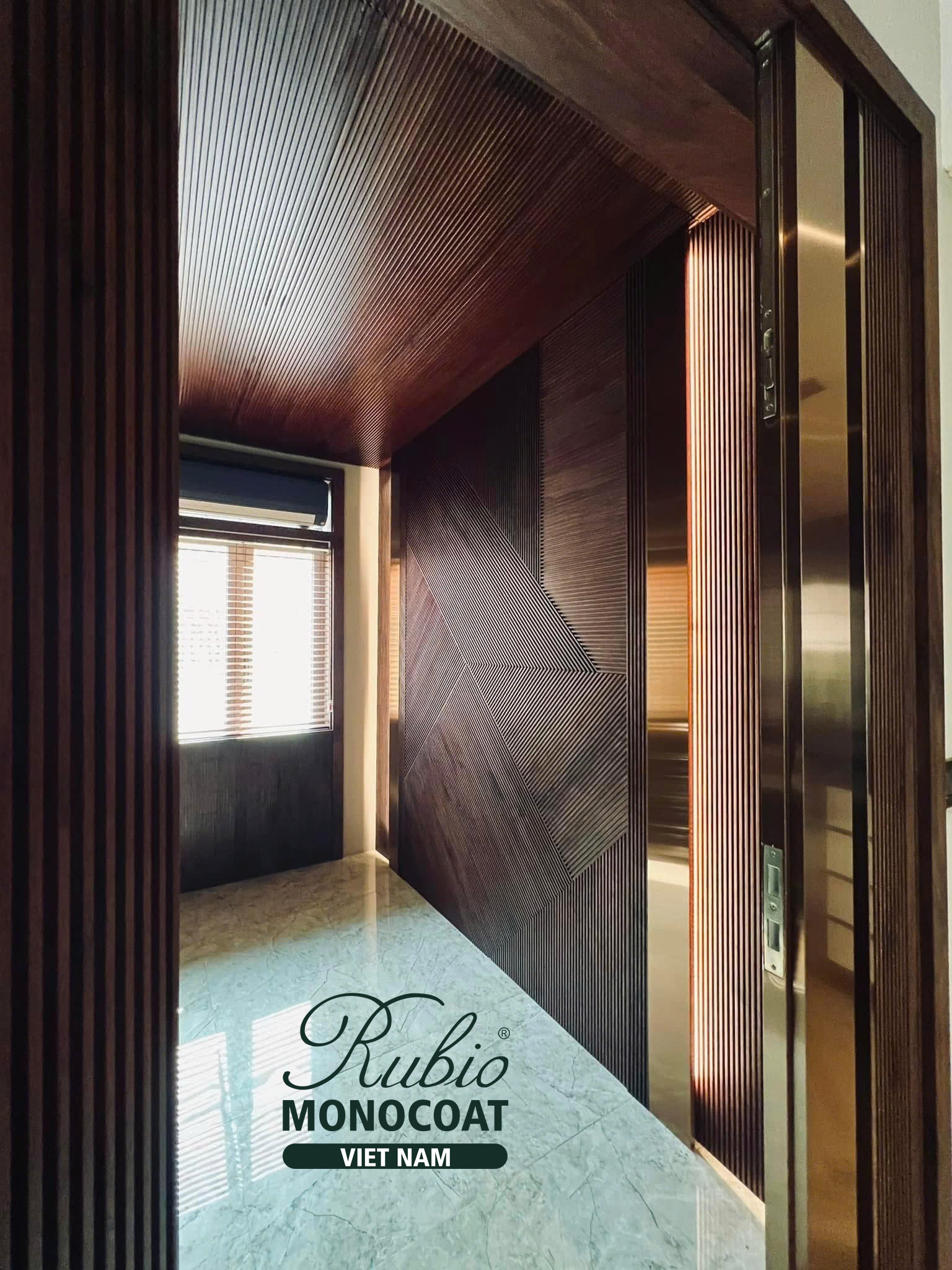 vách gỗ óc chó dùng dầu lau gỗ Rubio Monocoat màu chocolate