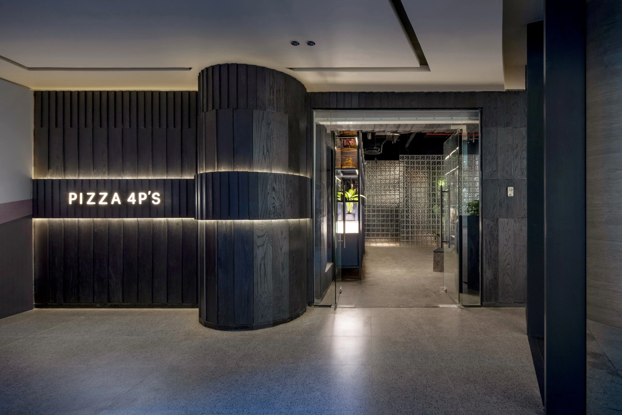 Pizza 4P's Hanoi Centre sử dụng dầu lau gỗ