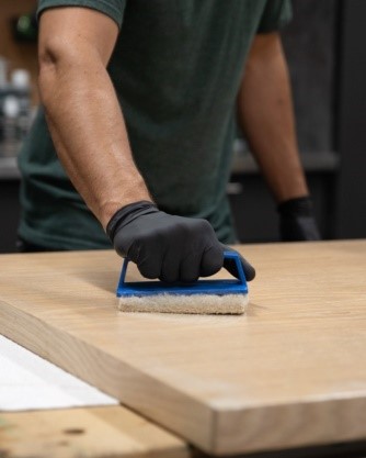 tràn dầu lau gỗ trên bề mặt